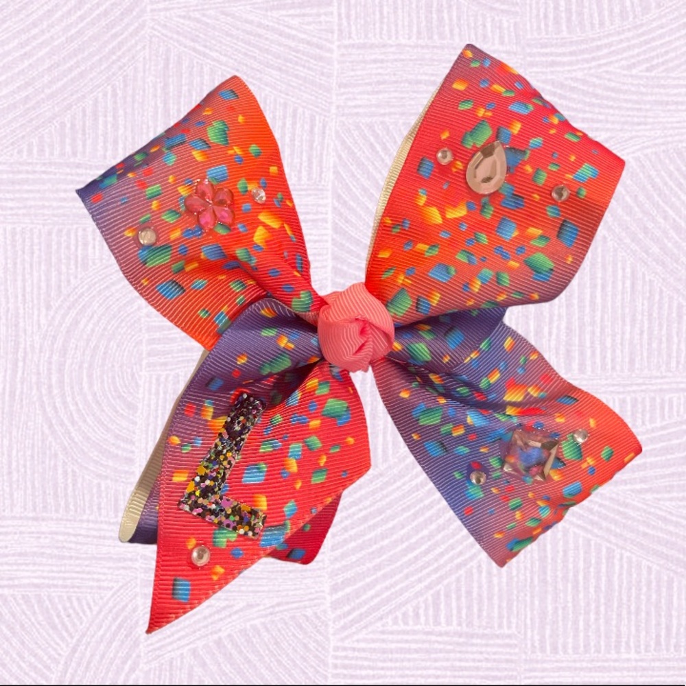 🎉 Handcrafted 5 inch hair bow with glitter letter “L” 🎀